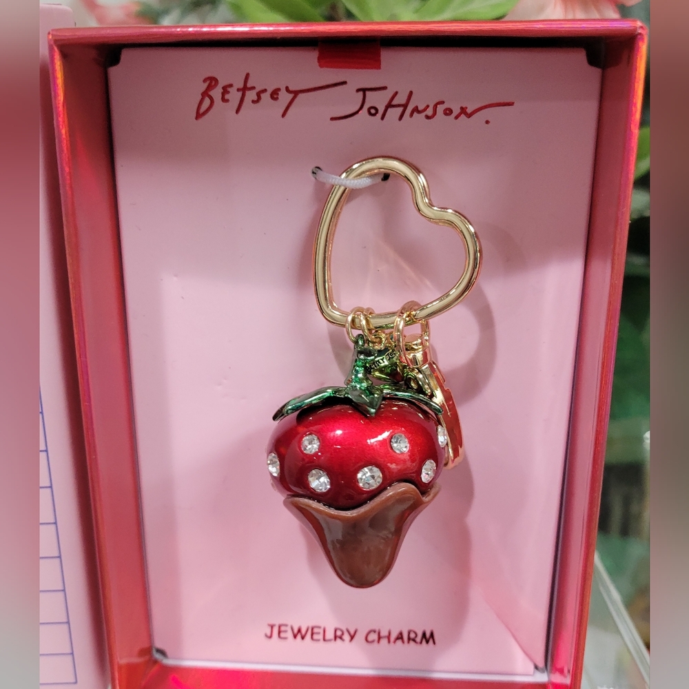 BETSEY JOHNSON LUSCIOUS STRAWBERRY BLING BAG CHARM KEYCHAIN - Picture 4 of 5